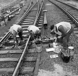 856396 Afbeelding van wegwerkers van de N.S. tijdens werkzaamheden aan een wissel op het emplacement te Utrecht.